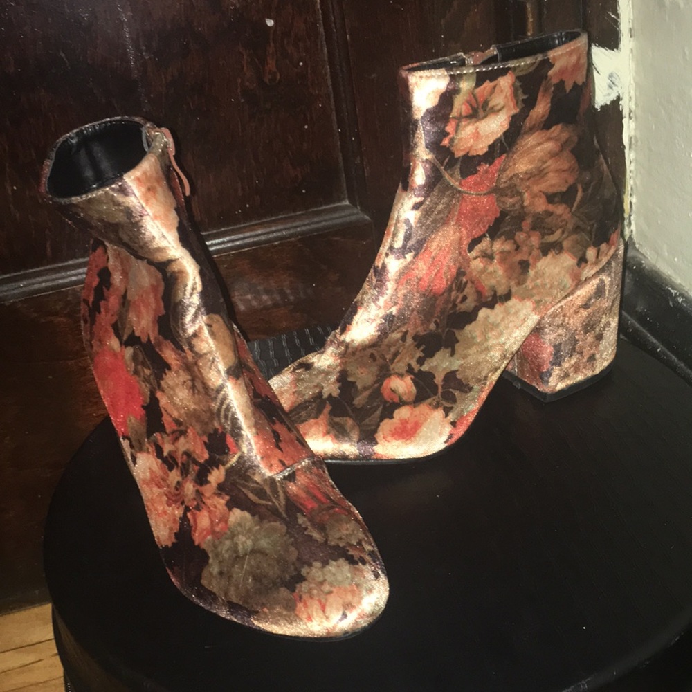 ❌SOLD❌Brand New Lulus Velvet floral booties